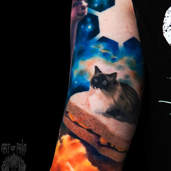 Татуировка мужская реализм на руке кот и космос