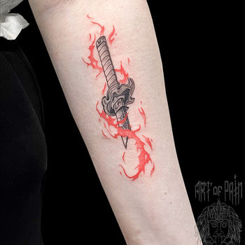 Татуировка женская графика на предплечье меч с огнем