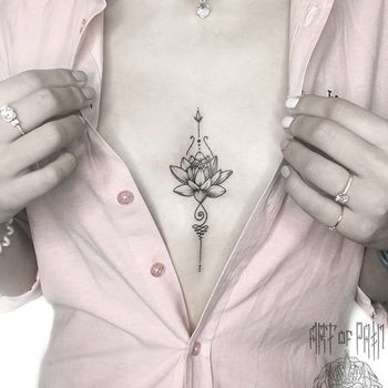 татуировка женская графика на груди узор-лотос