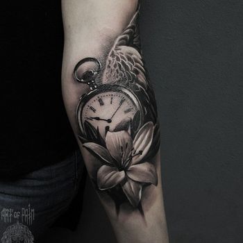 Татуировка женская black&grey на предплечье часы с цветком