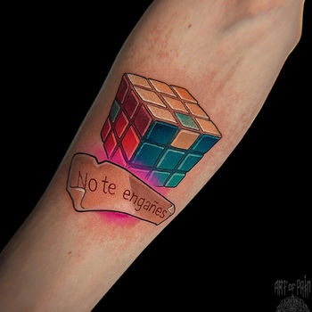 Татуировка мужская нью скул на предплечье кубик-рубик
