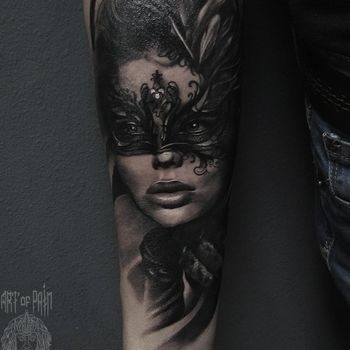 Татуировка мужская чикано на предплечье девушка в маске