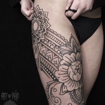 Татуировка женская дотворк на бедре орнамент
