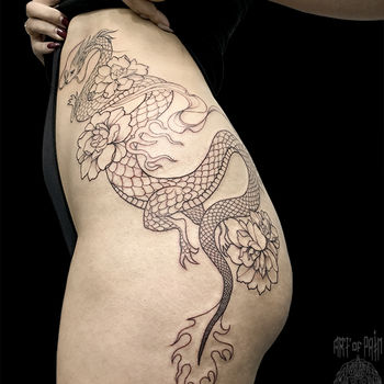 Татуировка женская графика на бедре дракон и цветы