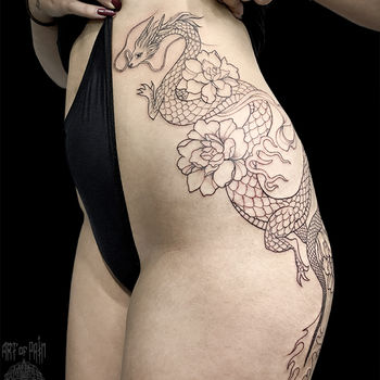 Татуировка женская графика на бедре и ягодице дракон и цветы