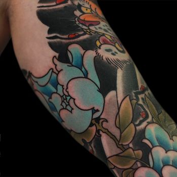 Татуировка мужская япония на руке голубой пион