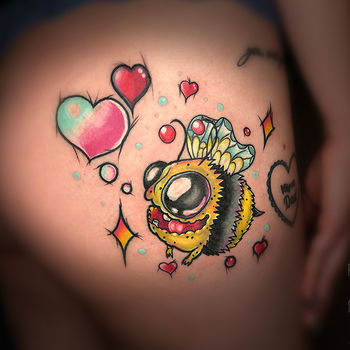 Татуировка женская нью скул на бедре пчела