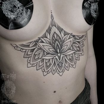 татуировка женская дотворк под грудью узор