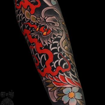 Татуировка женская япония на предплечье рукав-дракон