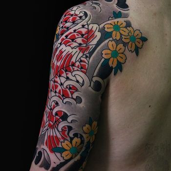 Татуировка мужская япония на плече карп, вид сзади