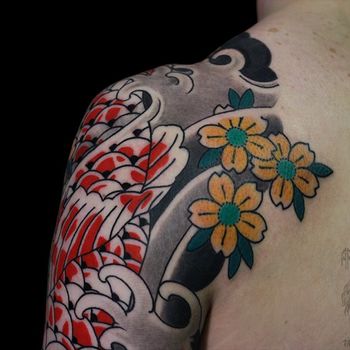 Татуировка мужская япония на плече карп и три цветка