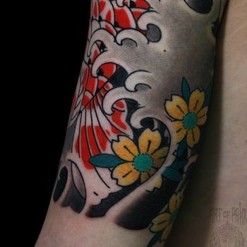 Татуировка мужская япония на плече волны и цветы