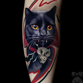 Татуировка женская реализм на голени котик с мышкой