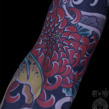 Татуировка мужская япония на руке хризантема