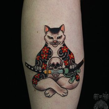 Татуировка мужская япония на голени котик, череп, самурайский меч