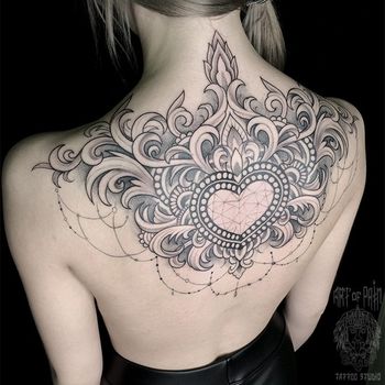 татуировка женская дотворк на спине узор