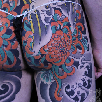 Татуировка мужская япония на ягодице хризантема