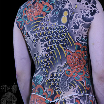 Татуировка мужская япония на спине карп и хризантемы