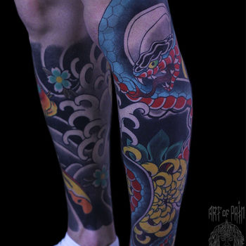 Татуировка мужская япония на голени змея и хризантема