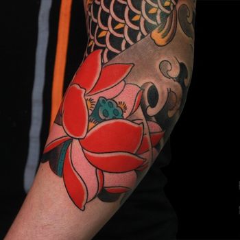 Татуировка мужская япония на предплечье лотос