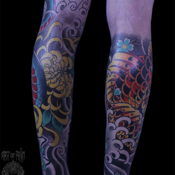 Татуировка мужская япония на голени змея, хризантема и карп