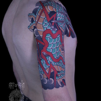Татуировка мужская япония на голени змея и хризантема