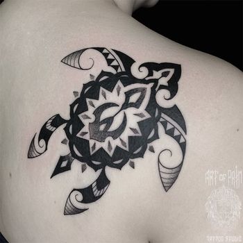 татуировка женская полинезия на лопатке черепаха
