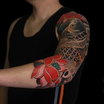 Татуировка мужская япония тату-рукав карп и алый лотос