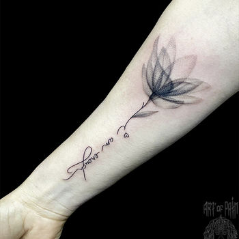 Татуировка женская дотворк/графика/леттеринг на предплечье цветок и надпись