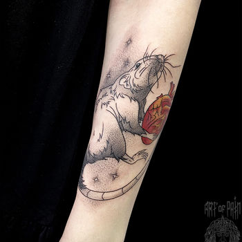 Татуировка женская графика на предплечье крыса с сердцем