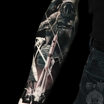 Татуировка мужская реализм на предплечье космонавт и ракета