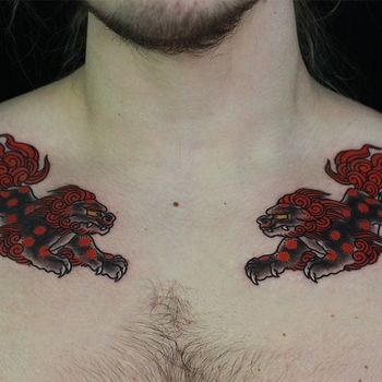 Татуировка мужская япония на ключицах собаки фу