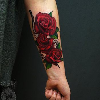 Татуировка женская нью-скул на предплечье розы