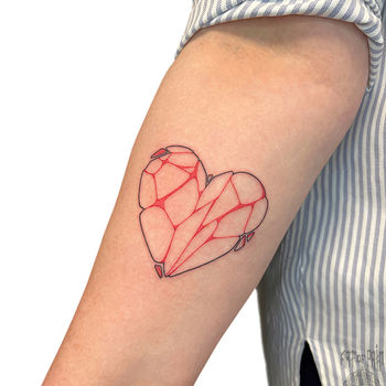 Татуировка женская графика на предплечье сердце