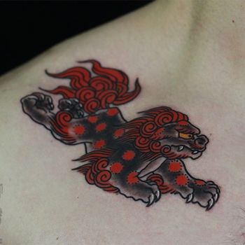 Татуировка мужская япония на ключице собака фу