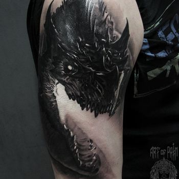 Татуировка мужская фентези на плече пасть дракона 