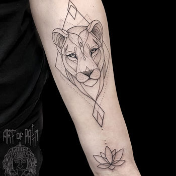 Татуировка женская графика на предплечье львица