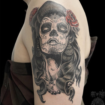 Татуировка женская чикано, графика на плече девушка Мортэ