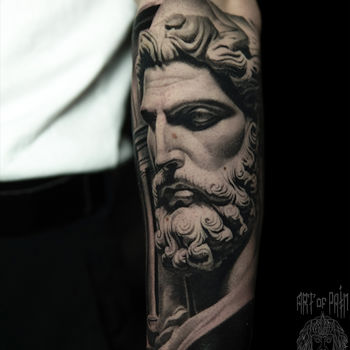 Татуировка мужская реализм на предплечье статуя Зевс
