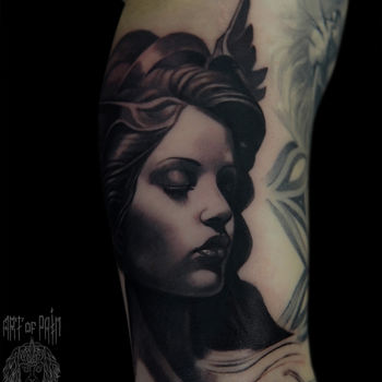 Татуировка женская реализм на руке девушка