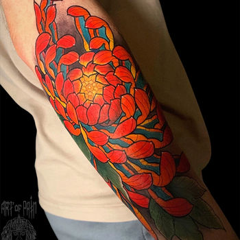 Татуировка мужская япония на предплечье хризантема