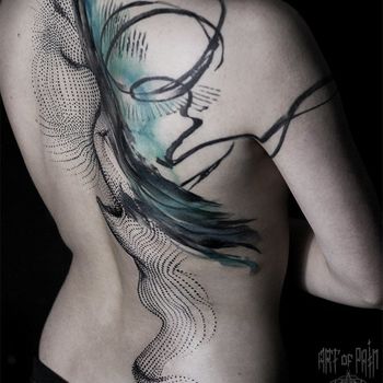Татуировка женская графика на спине абстракция