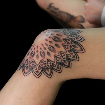 Татуировка женская орнаментал на колене мандала
