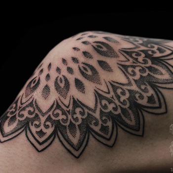 Татуировка женская орнаментал на колене мандала (крупно)