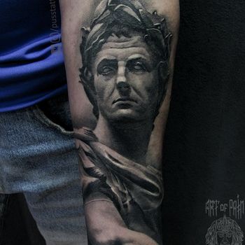Татуировка мужская реализм на предплечье портрет Юлия Цезаря