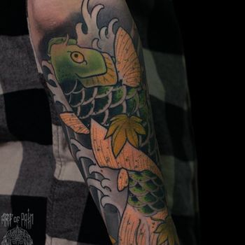 Татуировка мужская япония на предплечье зеленый карп