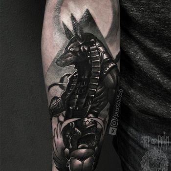 Татуировка мужская хоррор на предплечье анубис и жук скарабей