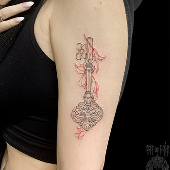 Татуировка женская графика на плече ключ