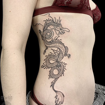 Татуировка женская графика на боку дракон