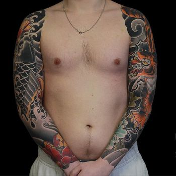 Татуировка мужская япония тату-рукав карп и тигр, вид спереди